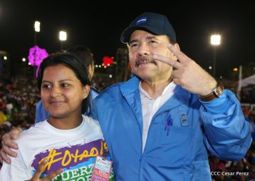 Daniel y Rosario celebran el 37 Aniversario de la Revolución Popular Sandinista