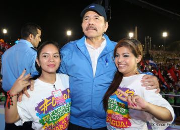 Daniel y Rosario celebran el 37 Aniversario de la Revolución Popular Sandinista