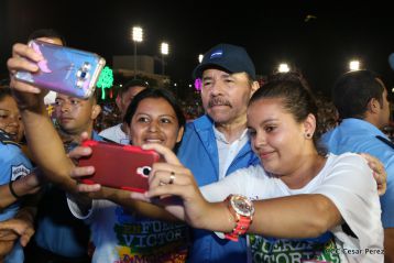 Daniel y Rosario celebran el 37 Aniversario de la Revolución Popular Sandinista