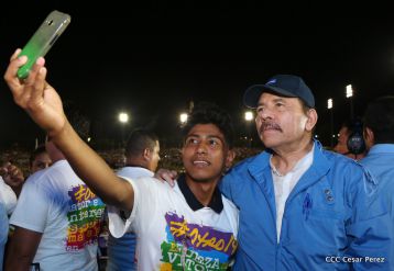 Daniel y Rosario celebran el 37 Aniversario de la Revolución Popular Sandinista