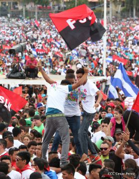 Daniel y Rosario celebran el 37 Aniversario de la Revolución Popular Sandinista