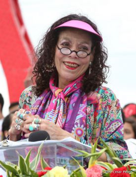 Daniel y Rosario celebran el 37 Aniversario de la Revolución Popular Sandinista