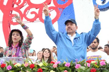 Daniel y Rosario celebran el 37 Aniversario de la Revolución Popular Sandinista