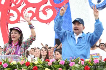 Daniel y Rosario celebran el 37 Aniversario de la Revolución Popular Sandinista