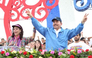 Daniel y Rosario celebran el 37 Aniversario de la Revolución Popular Sandinista