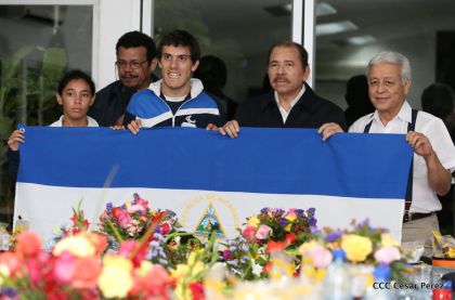 Presidente Daniel abandera a atletas nicaragüenses que participarán en Juegos Olímpicos y Paralímpicos Río 2016