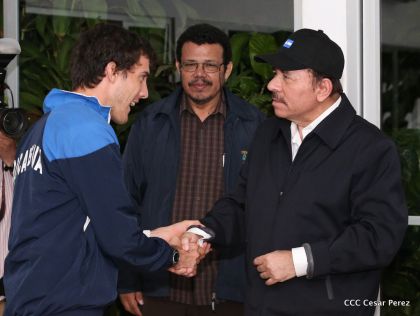 Presidente Daniel abandera a atletas nicaragüenses que participarán en Juegos Olímpicos y Paralímpicos Río 2016