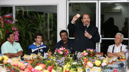 Presidente Daniel abandera a atletas nicaragüenses que participarán en Juegos Olímpicos y Paralímpicos Río 2016