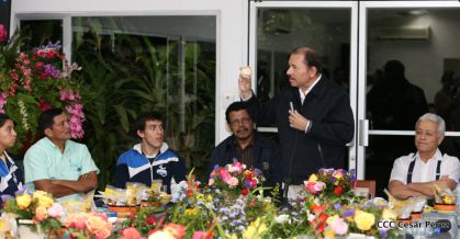 Presidente Daniel abandera a atletas nicaragüenses que participarán en Juegos Olímpicos y Paralímpicos Río 2016