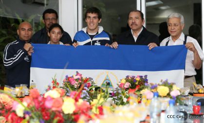 Presidente Daniel abandera a atletas nicaragüenses que participarán en Juegos Olímpicos y Paralímpicos Río 2016