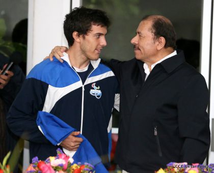 Presidente Daniel abandera a atletas nicaragüenses que participarán en Juegos Olímpicos y Paralímpicos Río 2016