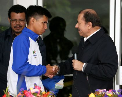 Presidente Daniel abandera a atletas nicaragüenses que participarán en Juegos Olímpicos y Paralímpicos Río 2016