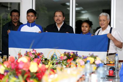 Presidente Daniel abandera a atletas nicaragüenses que participarán en Juegos Olímpicos y Paralímpicos Río 2016