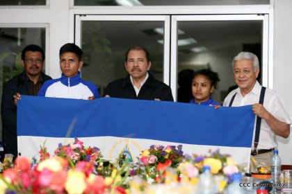 Presidente Daniel abandera a atletas nicaragüenses que participarán en Juegos Olímpicos y Paralímpicos Río 2016