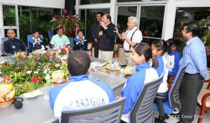 Presidente Daniel abandera a atletas nicaragüenses que participarán en Juegos Olímpicos y Paralímpicos Río 2016