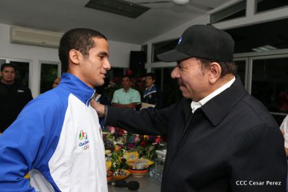 Presidente Daniel abandera a atletas nicaragüenses que participarán en Juegos Olímpicos y Paralímpicos Río 2016