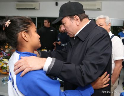 Presidente Daniel abandera a atletas nicaragüenses que participarán en Juegos Olímpicos y Paralímpicos Río 2016