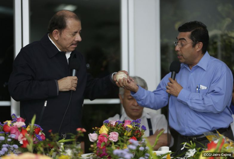 Presidente Daniel abandera a atletas nicaragüenses que participarán en Juegos Olímpicos y Paralímpicos Río 2016