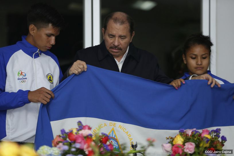 Presidente Daniel abandera a atletas nicaragüenses que participarán en Juegos Olímpicos y Paralímpicos Río 2016