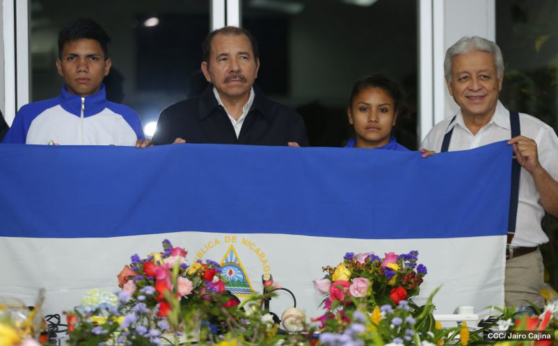 Presidente Daniel abandera a atletas nicaragüenses que participarán en Juegos Olímpicos y Paralímpicos Río 2016