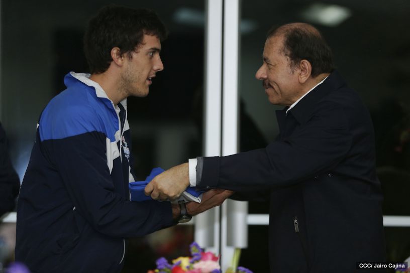 Presidente Daniel abandera a atletas nicaragüenses que participarán en Juegos Olímpicos y Paralímpicos Río 2016