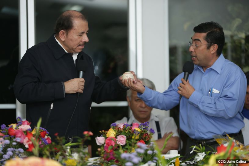 Presidente Daniel abandera a atletas nicaragüenses que participarán en Juegos Olímpicos y Paralímpicos Río 2016