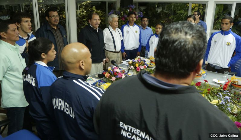 Presidente Daniel abandera a atletas nicaragüenses que participarán en Juegos Olímpicos y Paralímpicos Río 2016