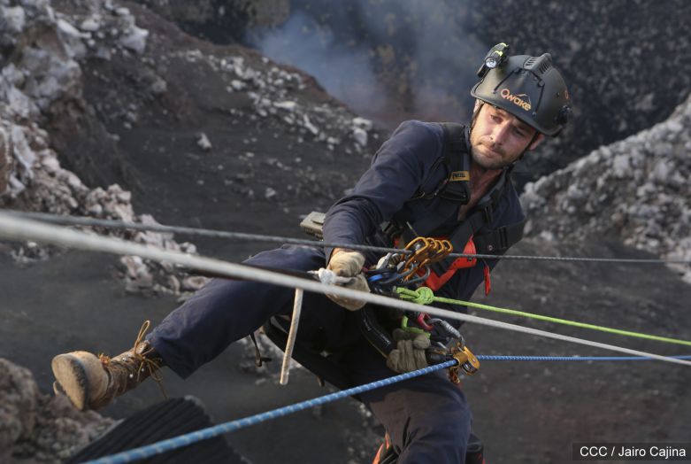 Sam Cossman y su equipo descienden a la zona cero en el Lago de Lava del Volcán Masaya