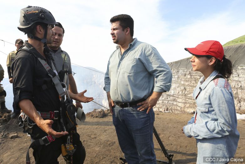 Sam Cossman y su equipo descienden a la zona cero en el Lago de Lava del Volcán Masaya