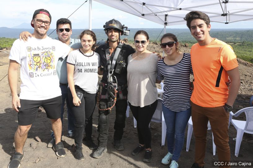 Sam Cossman y su equipo descienden a la zona cero en el Lago de Lava del Volcán Masaya