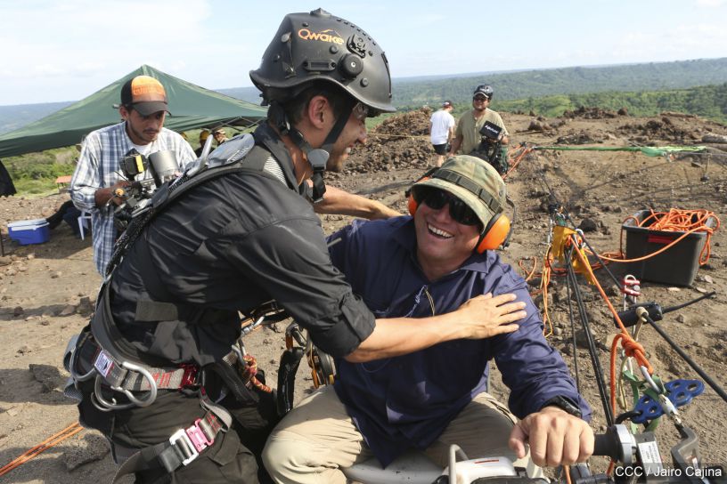 Sam Cossman y su equipo descienden a la zona cero en el Lago de Lava del Volcán Masaya