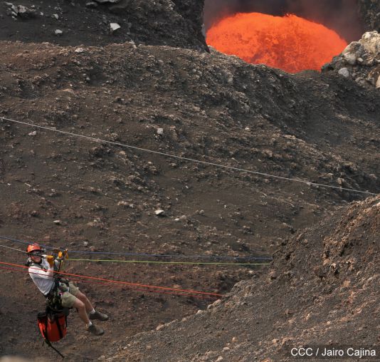Sam Cossman y su equipo descienden a la zona cero en el Lago de Lava del Volcán Masaya