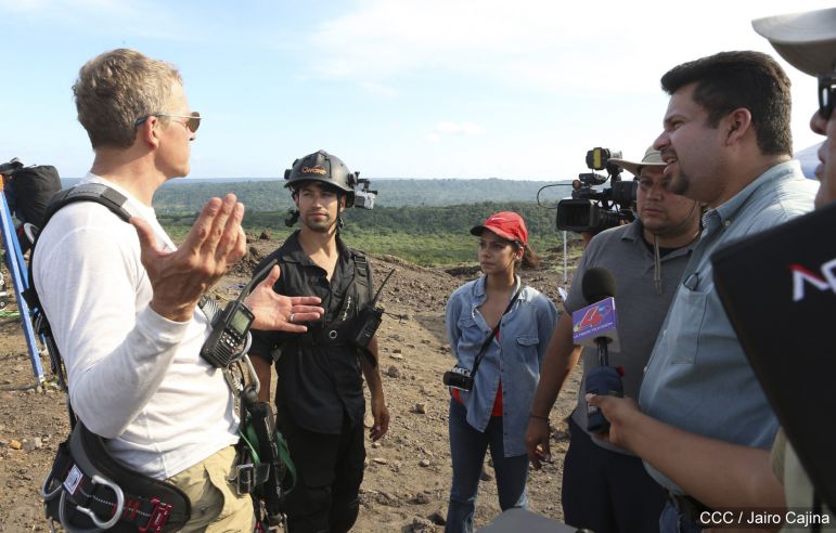 Sam Cossman y su equipo descienden a la zona cero en el Lago de Lava del Volcán Masaya