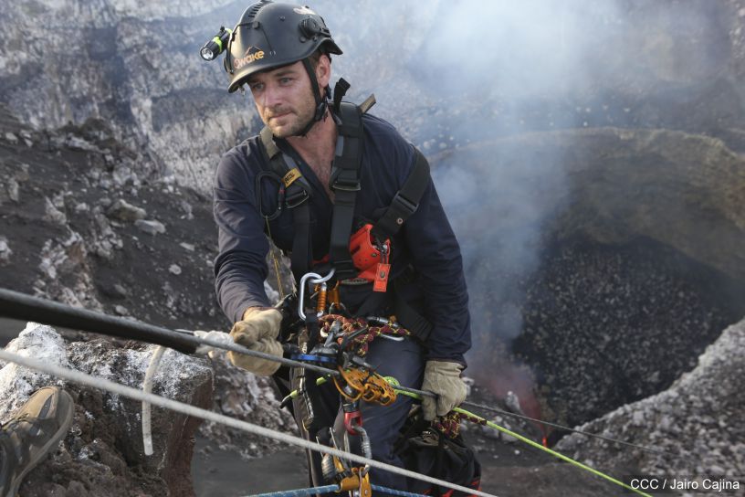 Sam Cossman y su equipo descienden a la zona cero en el Lago de Lava del Volcán Masaya