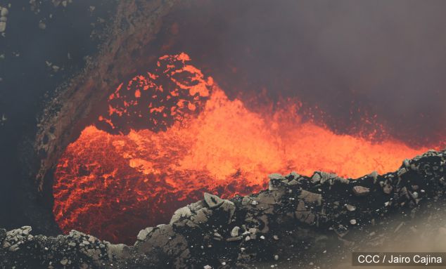 Sam Cossman y su equipo descienden a la zona cero en el Lago de Lava del Volcán Masaya