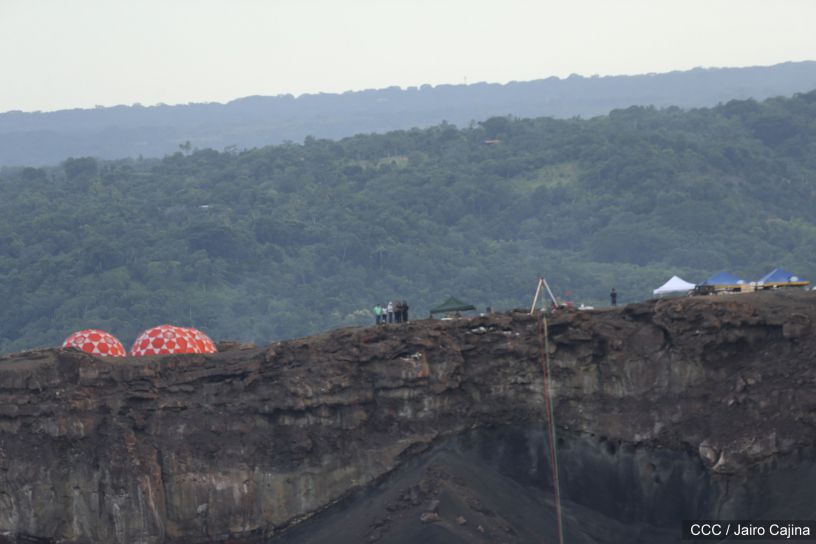 Sam Cossman y su equipo descienden a la zona cero en el Lago de Lava del Volcán Masaya