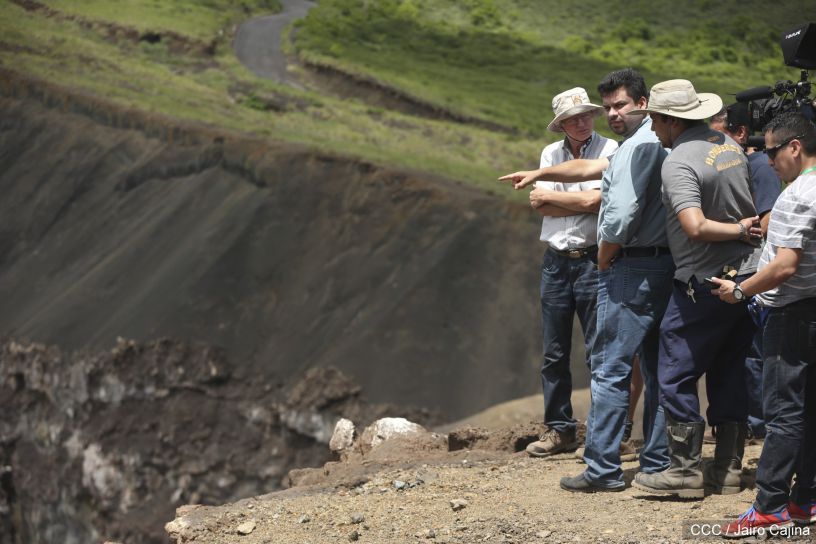 Sam Cossman y su equipo descienden a la zona cero en el Lago de Lava del Volcán Masaya