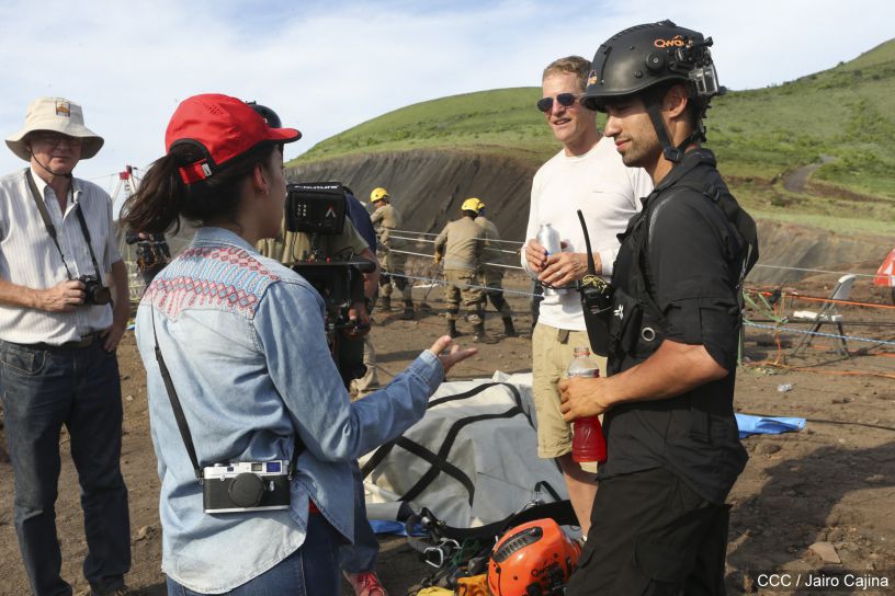 Sam Cossman y su equipo descienden a la zona cero en el Lago de Lava del Volcán Masaya