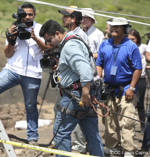 Sam Cossman y su equipo descienden a la zona cero en el Lago de Lava del Volcán Masaya