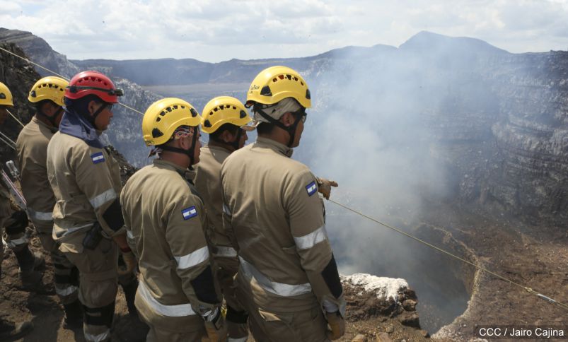 Sam Cossman y su equipo descienden a la zona cero en el Lago de Lava del Volcán Masaya