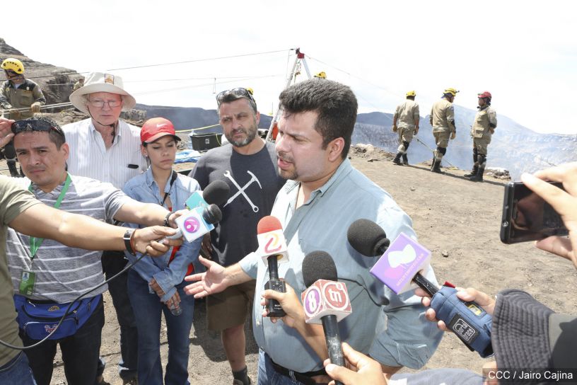 Sam Cossman y su equipo descienden a la zona cero en el Lago de Lava del Volcán Masaya