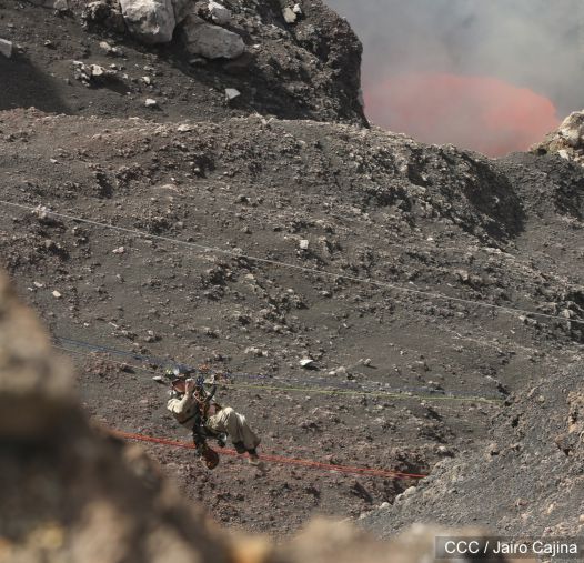 Sam Cossman y su equipo descienden a la zona cero en el Lago de Lava del Volcán Masaya