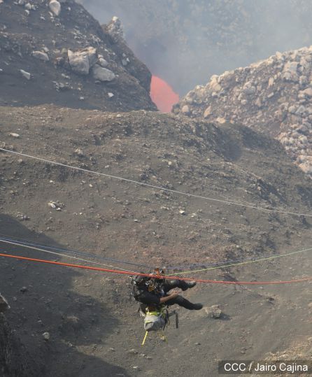 Sam Cossman y su equipo descienden a la zona cero en el Lago de Lava del Volcán Masaya