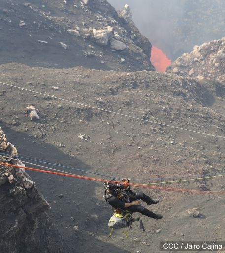 Sam Cossman y su equipo descienden a la zona cero en el Lago de Lava del Volcán Masaya