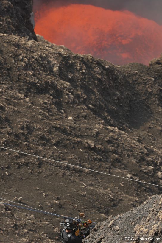 Sam Cossman y su equipo descienden a la zona cero en el Lago de Lava del Volcán Masaya