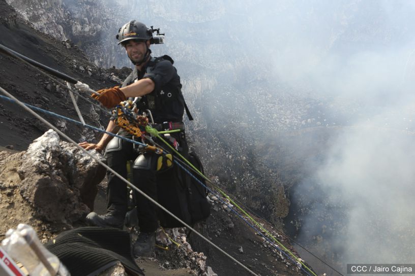 Sam Cossman y su equipo descienden a la zona cero en el Lago de Lava del Volcán Masaya