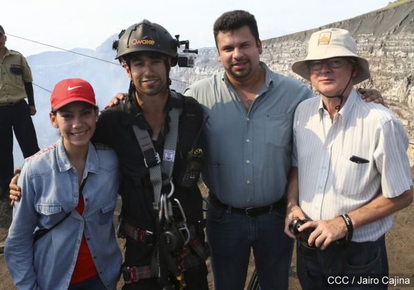 Sam Cossman y su equipo descienden a la zona cero en el Lago de Lava del Volcán Masaya