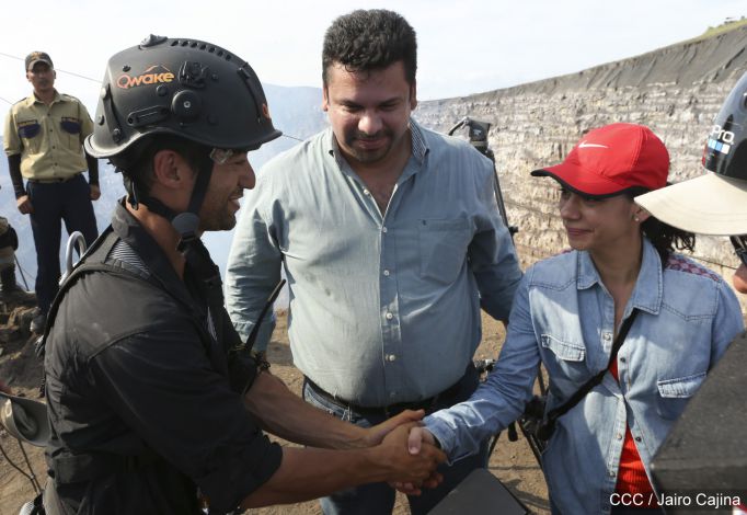 Sam Cossman y su equipo descienden a la zona cero en el Lago de Lava del Volcán Masaya