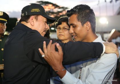 Daniel y Rosario participan del 36 Aniversario de la Fuerza Naval