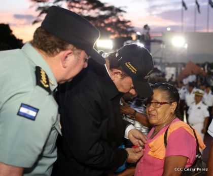 Daniel y Rosario participan del 36 Aniversario de la Fuerza Naval